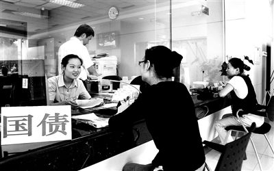 由于網(wǎng)銀和柜臺(tái)同時(shí)開售，部分銀行網(wǎng)點(diǎn)甚至來(lái)不及賣出一筆就發(fā)現(xiàn)額度全部被搶光供圖/視覺(jué)中國(guó)