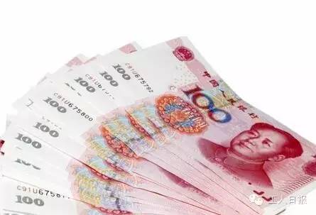 按照4月1日起上海執(zhí)行的月最低工資標準2190元計算，勞動者在5月1日當天加班，每天的加班工資至少有302元。如果3天都加班、不調(diào)休，加班工資至少有704元。