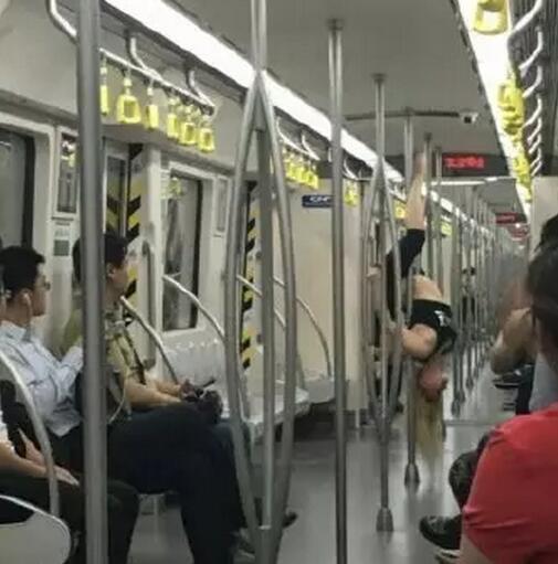 女子在地鐵上跳鋼管舞。