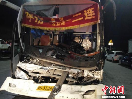 圖為載客大巴車，受損嚴(yán)重。