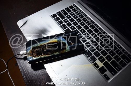 根據(jù)圖片來看，蘋果MacBook Pro筆記本觸控面板左邊部分被熏黑，而且該網(wǎng)友也提供了充電設(shè)備，就是三星Note 7原裝充電器。