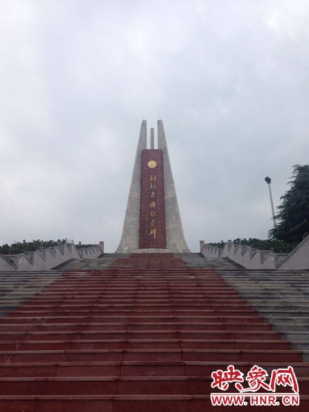 桐柏是革命老區(qū)，英雄紀(jì)念碑位于南端翠屏山上。