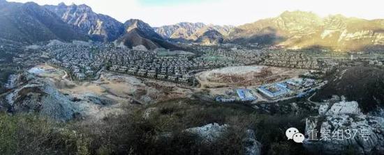 河北淶水“青青小鎮(zhèn)”1-6期全景圖，上百棟別墅組成的別墅群依山而建。部分山體被炸平，準(zhǔn)備建起聯(lián)排雙拼別墅。    新京報(bào)記者 大路 攝