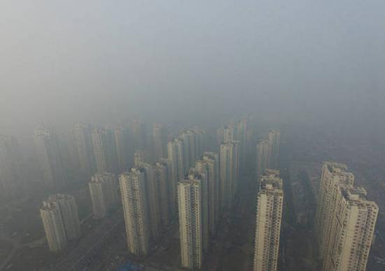 　　近期頻繁襲來的大范圍嚴重霧霾，不時啟動的空氣重污染預警，讓京津冀及周邊地區(qū)的人們心中焦慮。
