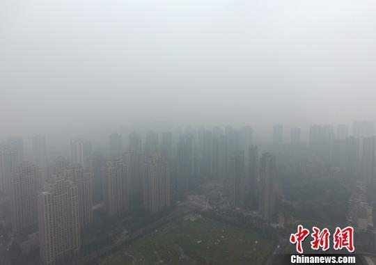  1月5日，重慶主城上空一片灰蒙蒙。