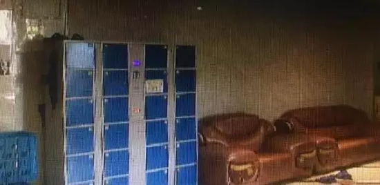 事后一家在浴場(chǎng)里燃放爆竹？