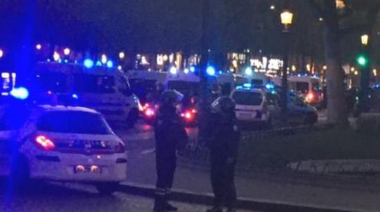 據(jù)英國廣播公司（BBC）消息，巴黎警方稱，巴黎中部發(fā)生槍擊事件，一名警察死亡，另一名受傷。