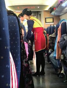 高鐵盒飯價格過高問題，近年來已成為社會熱點話題。高鐵盒飯價格緣何居高不下呢？究竟是盒飯企業(yè)壟斷化經(jīng)營，還是盒飯的成本高？這都需要高鐵相關(guān)部門公開透明，算出明細賬。