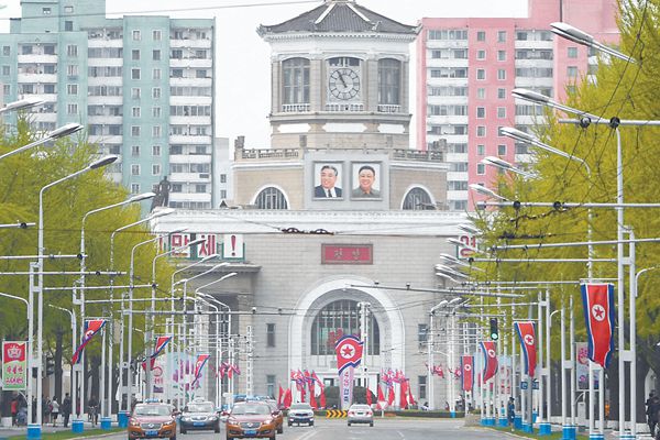 4月25日是朝鮮人民軍建軍85周年紀(jì)念日。圖為24日的平壤街頭。