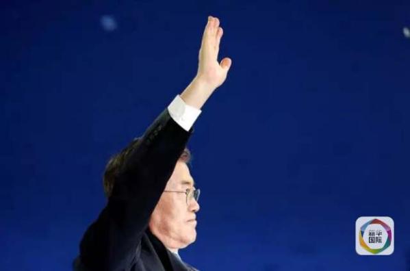 目前民調(diào)領(lǐng)先的共同民主黨候選人文在寅方面當(dāng)天上午表示，強(qiáng)行在星州部署“薩德”的做法“無(wú)視國(guó)民意愿和程序”，實(shí)際上切斷了下屆政府針對(duì)“薩德”相關(guān)政策的判斷余地。