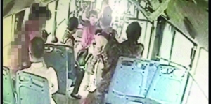 女司機(jī)路見不平一聲吼，小女孩方才脫身 視頻截圖