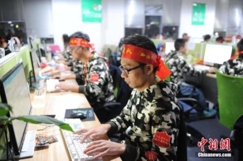 資料圖：安徽蕪湖某電商迎戰(zhàn)雙十一。中新社記者 張婭子 攝