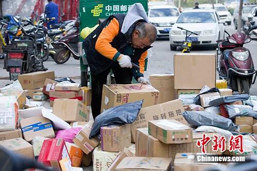 資料圖：11月2日，山西太原，物流工作人員正在分揀快遞。中新社記者 張云 攝