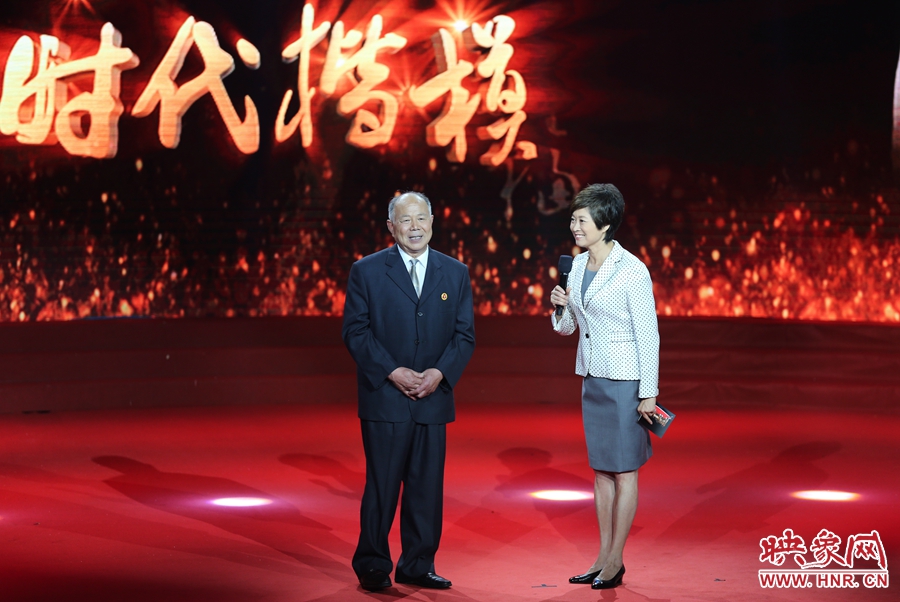 河南鄧州“編外雷鋒團(tuán)”團(tuán)長(zhǎng)，在“時(shí)代楷?！卑l(fā)布廳接受敬一丹訪問(wèn)。