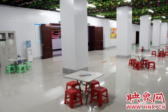 為了給市民納涼避暑創(chuàng)造舒適的環(huán)境，今年鄭州市人防辦加大了投入，對(duì)納涼點(diǎn)進(jìn)行了升級(jí)改造