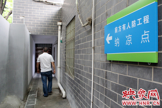 在每一處納涼點(diǎn)均有醒目標(biāo)志，市民可就近前往。