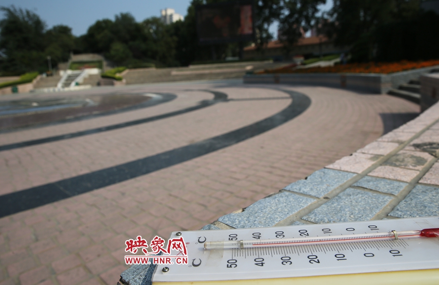 7月8日下午15時(shí)46分，紫荊山公園地表溫度為42度（溫度計(jì)放置地面測(cè)量），比人防納涼處高17度。