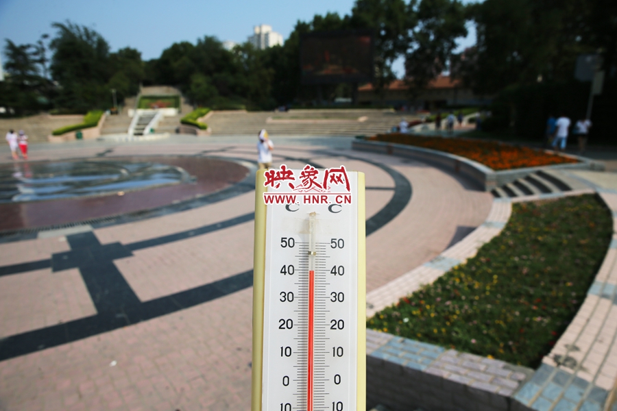 7月8日下午，紫荊山公園氣溫為39度（溫度計(jì)懸空測(cè)量），相比人防納涼處高14度。