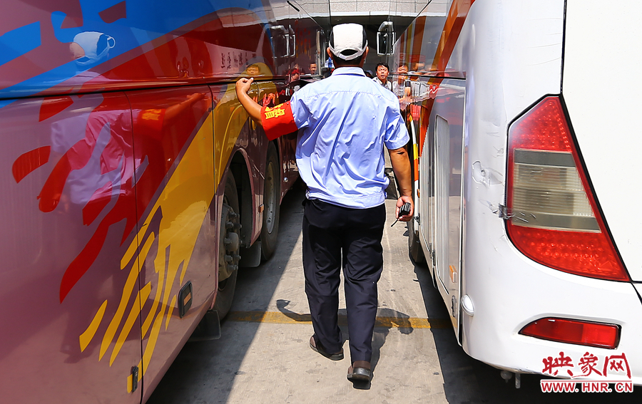 在車場指揮了十來分鐘，調(diào)度員的后背已被汗水浸透