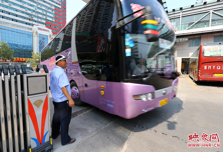 車場內(nèi)車輛順暢時，調(diào)度員還要在門口迎車指揮