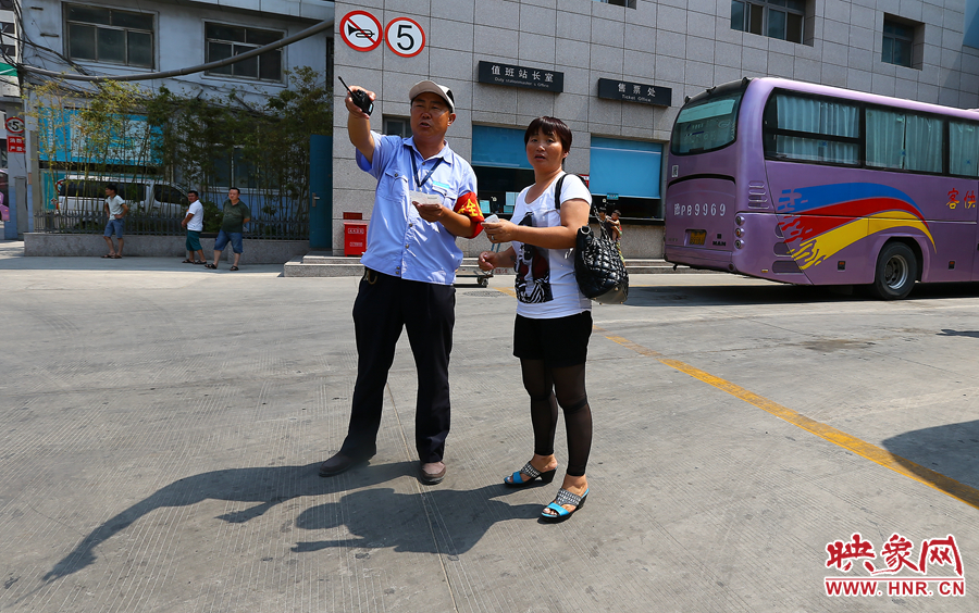 調(diào)度員不僅要保證車輛安全通暢，還肩負(fù)著疏導(dǎo)旅客的工作