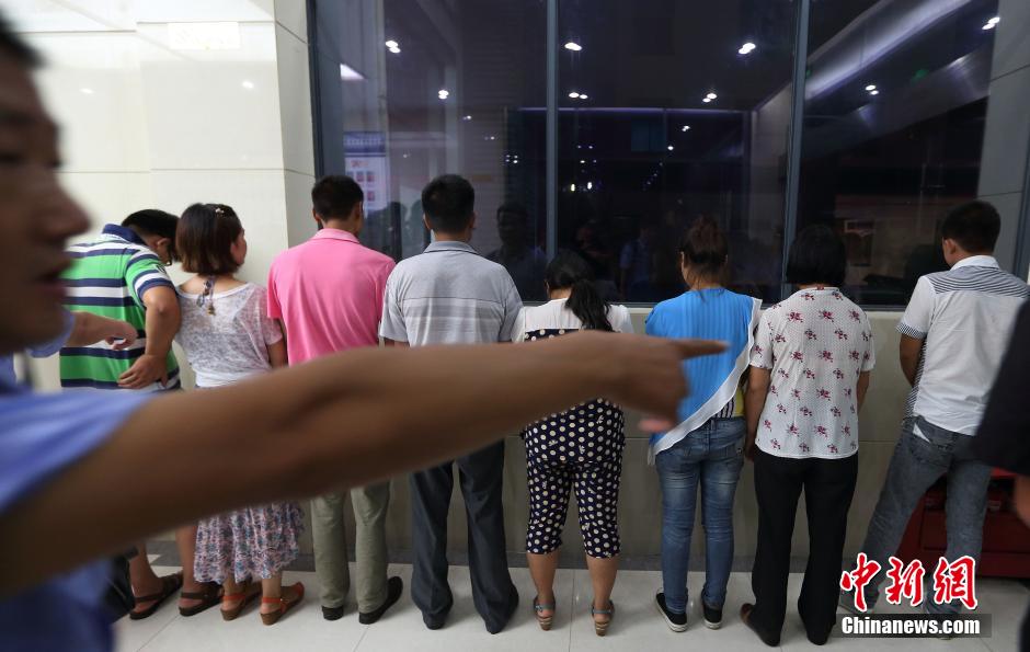 7月24日晚,南京警方將抓獲的以福建、江西、河南、湖北、黑龍江等多個外省市的涉及傳銷人員集中帶回。