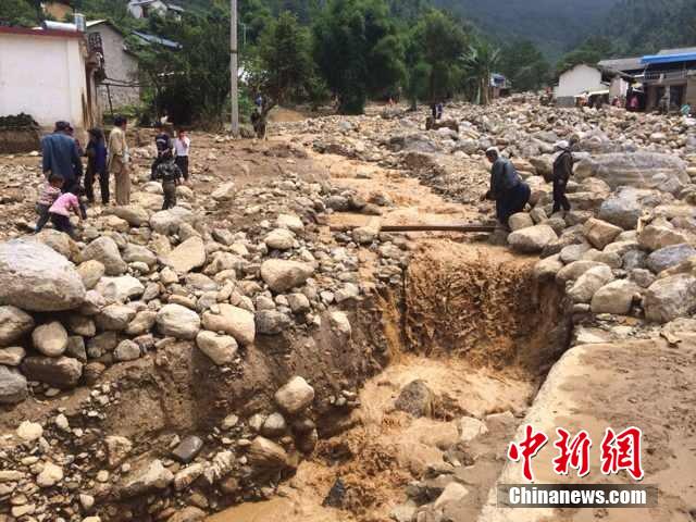7月28日,云南省保山市隆陽區(qū)瓦房鄉(xiāng)喜坪村上坪小組發(fā)生山洪災(zāi)害,造成3戶人家9人被沖走。