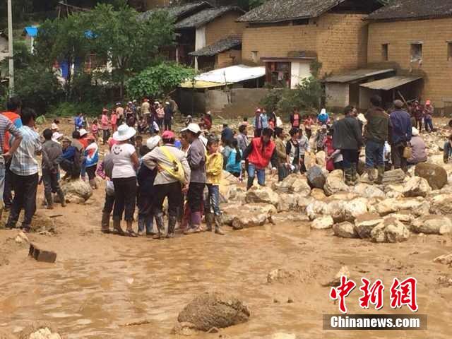 7月28日,云南省保山市隆陽區(qū)瓦房鄉(xiāng)喜坪村上坪小組發(fā)生山洪災(zāi)害,造成3戶人家9人被沖走。
