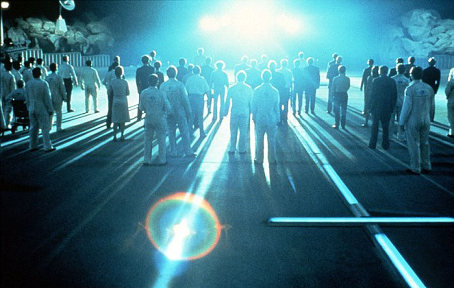 攝影師拍攝到的圖片看上去像科幻電影《第三類接觸》中外星人登陸地球的畫面。