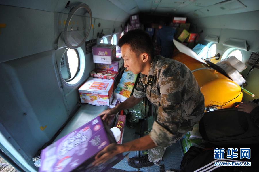  8月5日，在魯?shù)榭h龍頭山鎮(zhèn)，部隊(duì)官兵從直升機(jī)上卸載救災(zāi)物資。