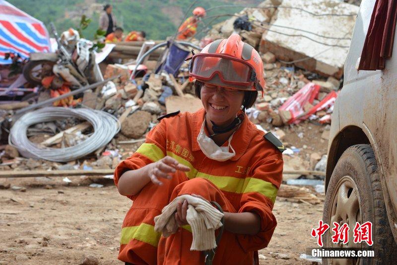 2014年8月5日，女兵在云南魯?shù)辇堫^山鎮(zhèn)廢墟中搜救被困者。
