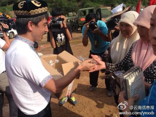 　“切糕王子”阿迪力帶著重達5噸、價值50萬元的切糕于7日下午抵達魯?shù)榈卣鹫鹬旋堫^山鎮(zhèn)。