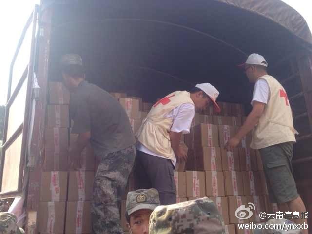 第14集團軍官兵協(xié)助阿迪力將1100余箱切糕從貨車上卸下。