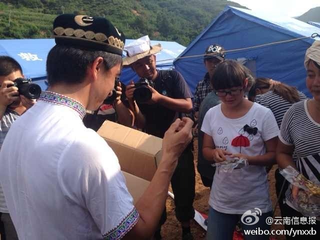 “切糕王子”阿迪力帶著重達5噸、價值50萬元的切糕于7日下午抵達魯?shù)榈卣鹫鹬旋堫^山鎮(zhèn)。