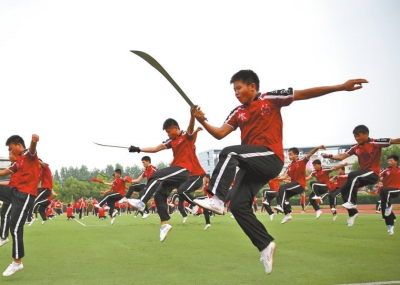 7月1日學員乘坐20多輛大巴奔赴南京適應場地和排練節(jié)目,每天武術基本功訓練必不可少。