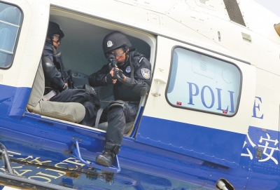 遇緊急情況，機(jī)載狙擊手可實(shí)施對(duì)地打擊。