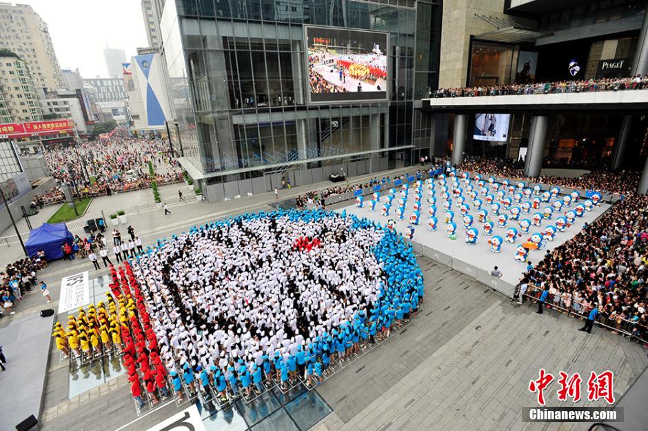 圖為來自全國(guó)各地的1293名粉絲共同完成史上最大的哆啦A夢(mèng)拼圖。