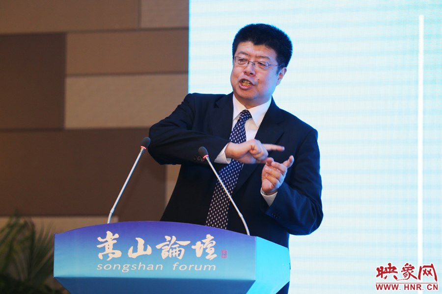北京大學(xué)文化資源研究中心主任張頤武演講。