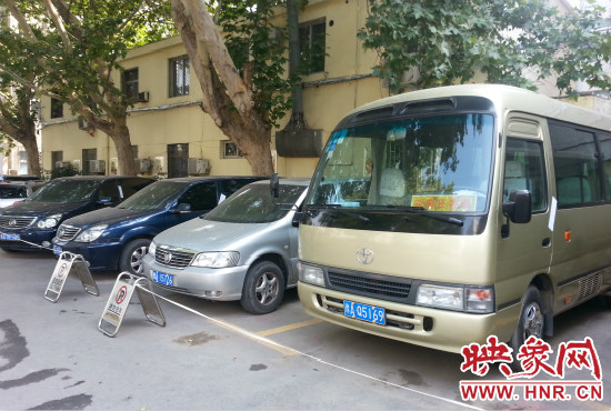 管城區(qū)委院內(nèi)已經(jīng)被封存公車在停車場停放。