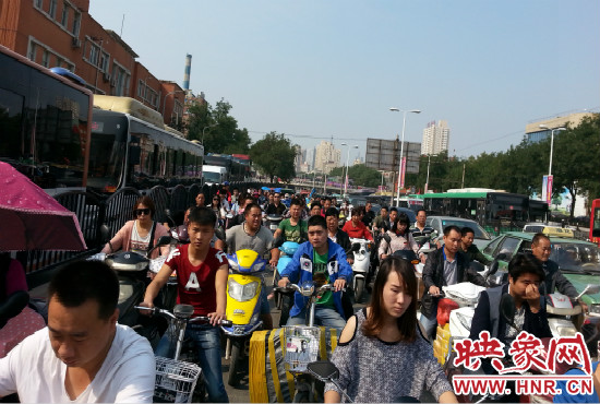 在一些易堵路段車輛仍然“寸步難行”。