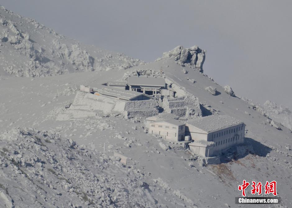 當(dāng)?shù)貢r間2014年9月27日，日本中部御岳山發(fā)生噴發(fā)，或已造成數(shù)人受傷。