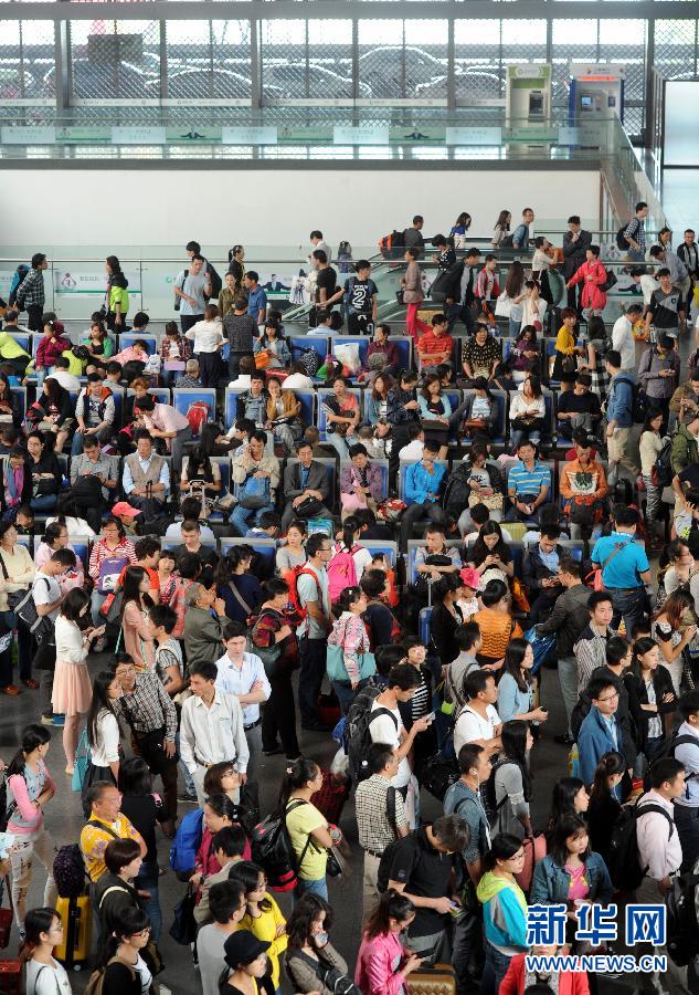 10月6日，旅客在蘇州火車站候車大廳等候乘車。