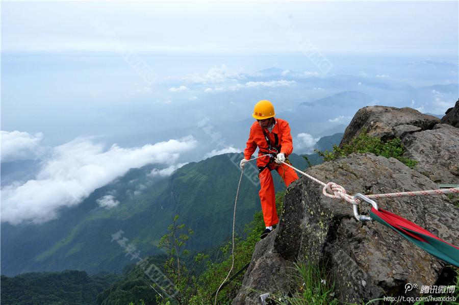 10月5日，峨眉山景區(qū)清潔工彭文才下到巖壁清理游客丟棄的垃圾。