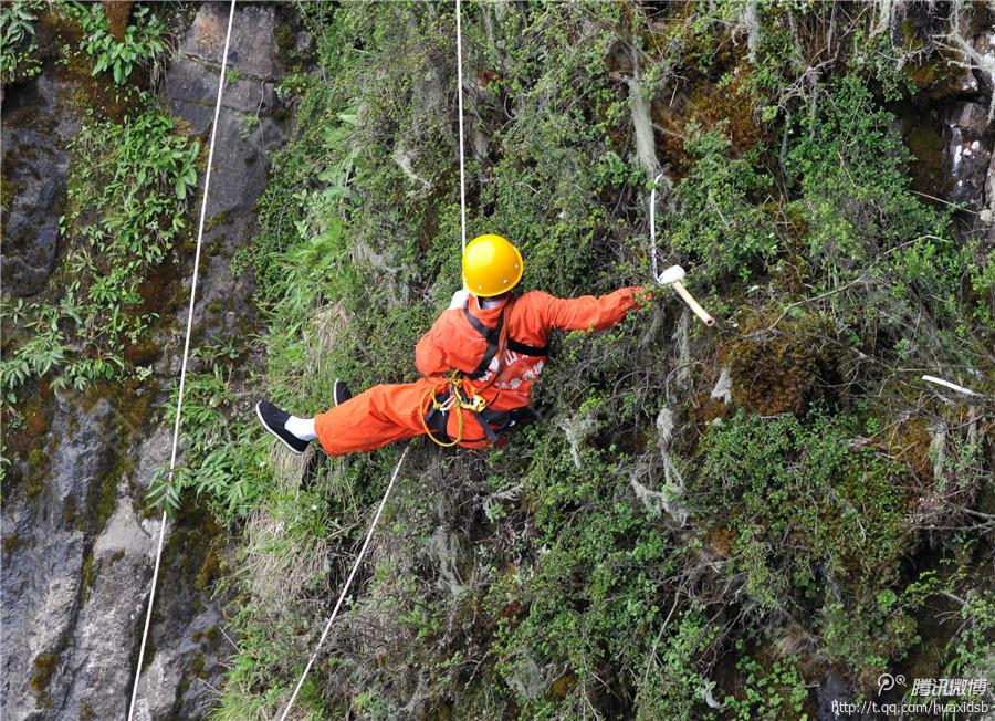 記者了解到，彭文才下到崖壁最深的地方有200多米，往返作業(yè)一次一般都在3小時(shí)左右，每年下崖80多次