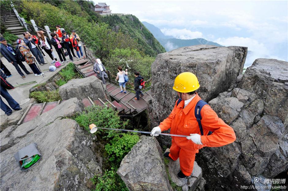 彭文才在撿拾垃圾。
