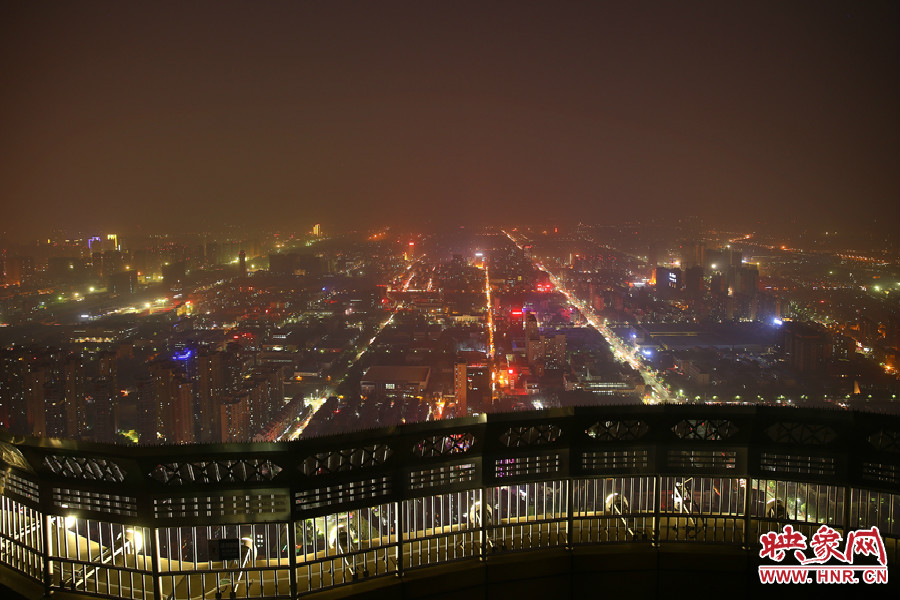 18：40鄭州沉浸在一片霧霾中，都市的燈光霧蒙蒙的，夜空看不到月亮的蹤跡。