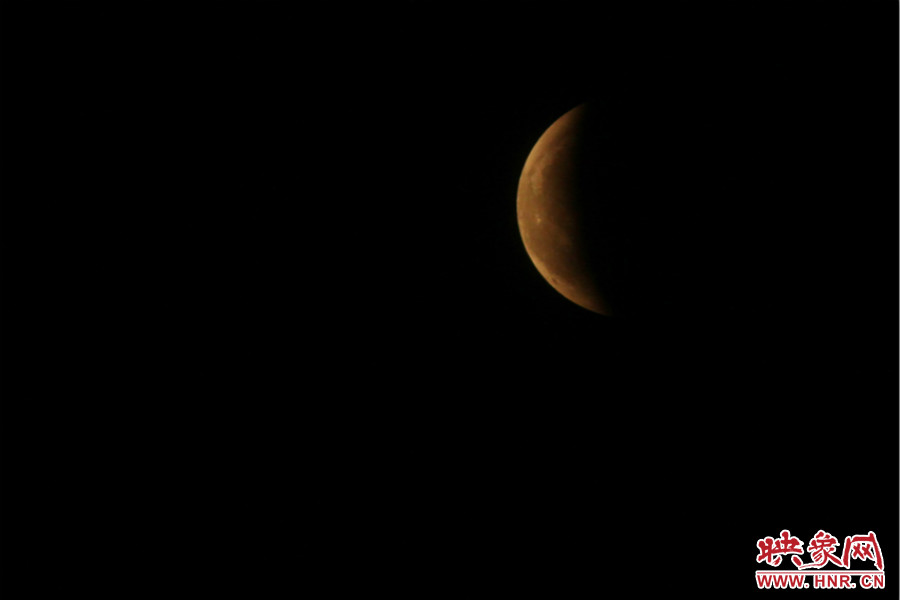 19：47夜風(fēng)吹散了霧霾，月亮漸露芳容。