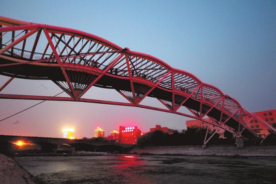 此前三座橋黑燈瞎火，許多人為此不敢從此過。