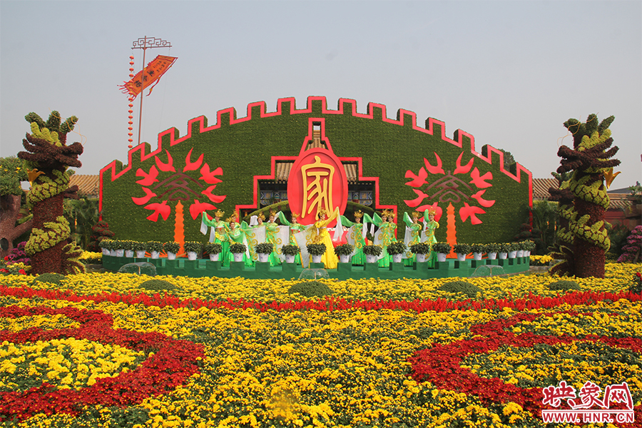 龍亭公園內(nèi)大型菊花景觀。