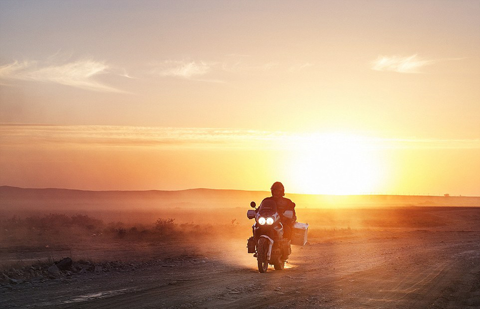 彼得·格里明科在哈薩克斯坦公路上騎行。（網(wǎng)頁(yè)截圖）